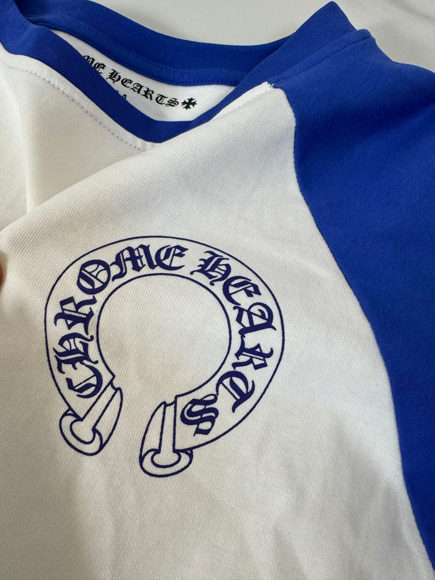 P130 Style No.: S105 Chrome Hearts/Chrome Hearts 23ss Sanskrit horseshoe splicing printed popular long-sleeved T-shirt 260g 70 pure cotton double yarn, skin-friendly, comfortable, soft and breathable. Matching threads, long-lasting washing without deformation. Color: White Black White Blue -Size: S M L XL